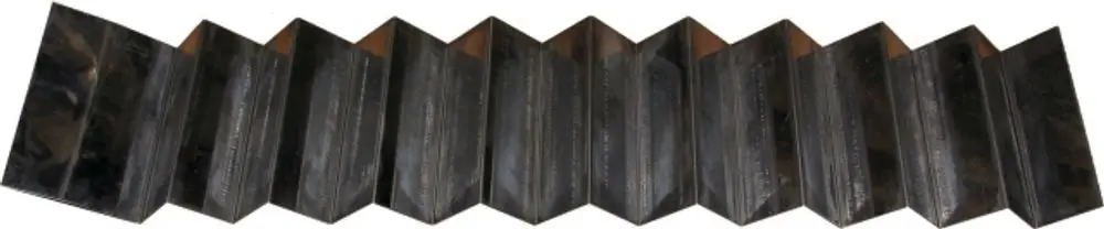Schwarzes, gefaltetes Metallteil mit parallelen Kanten, vermutlich für ein Gerät der Marke Wolf. Sichtbare Faltstruktur und gleichmäßige Oberflächenbearbeitung.